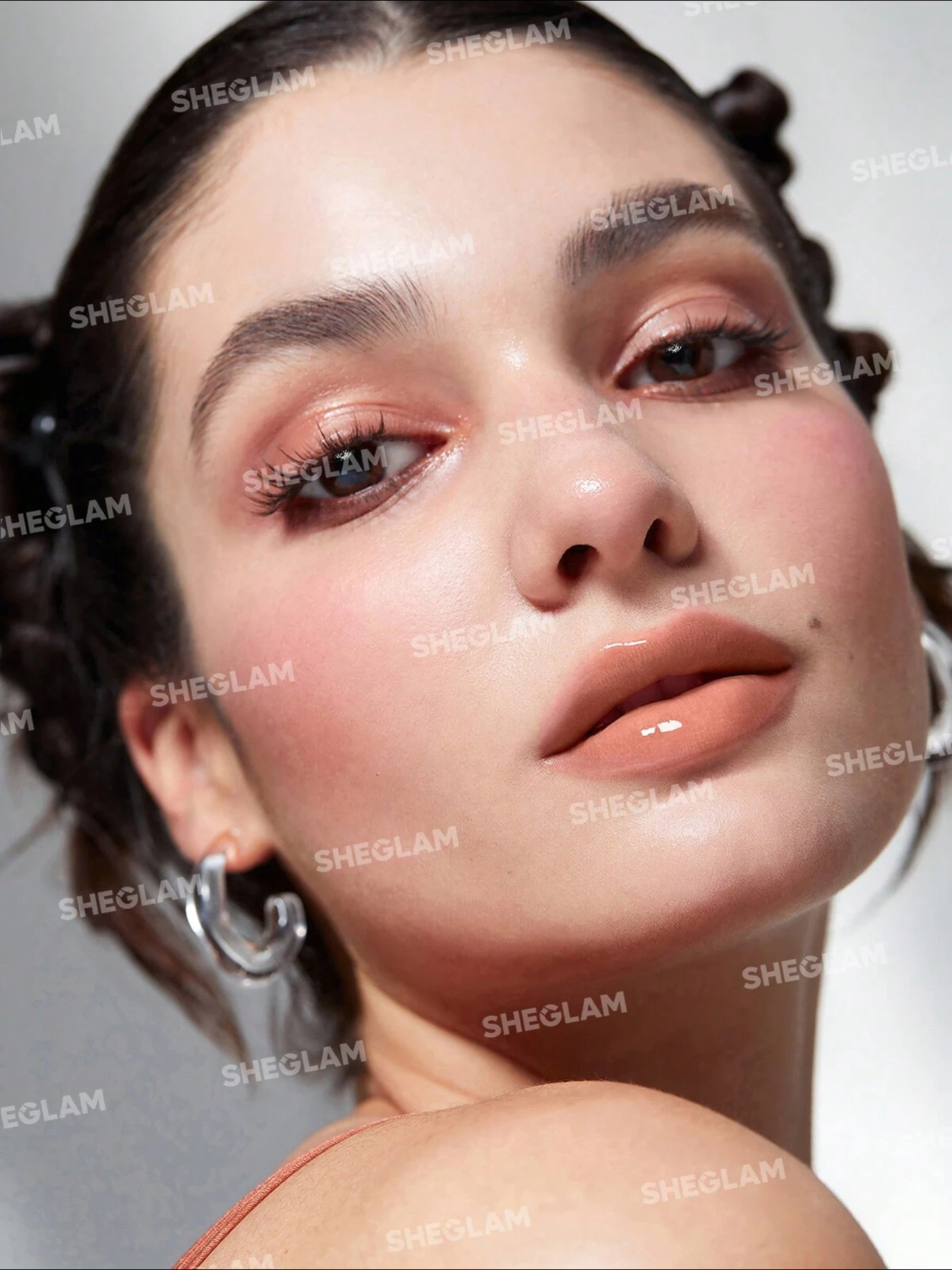 ملمع الشفاة المنفخ - ان بلوم