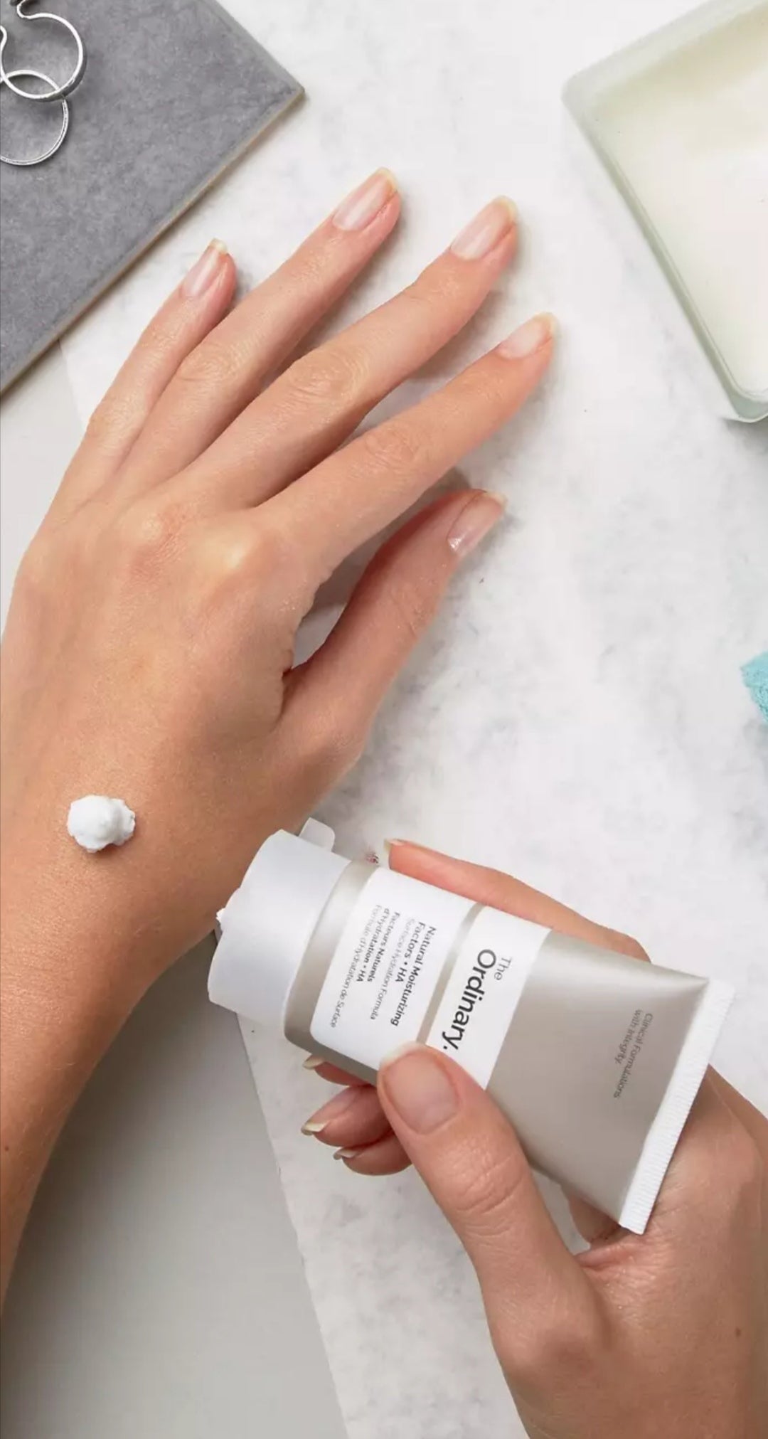 مرطب طبيعي و  حمض الهيالورونيك